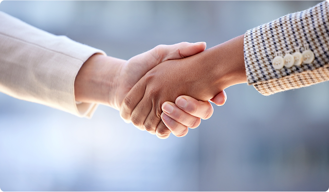 Zwei Personen schütteln Hände
